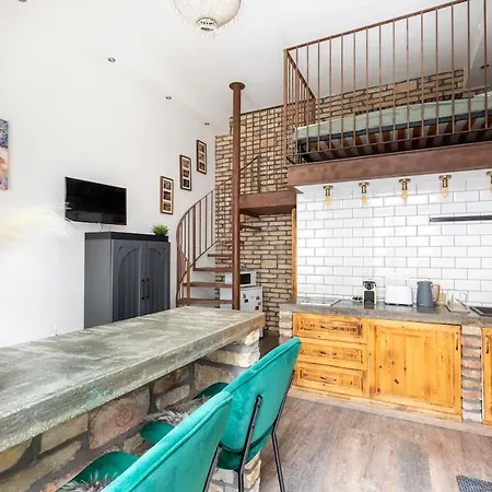 Fr34b Brenda Designer Apartment